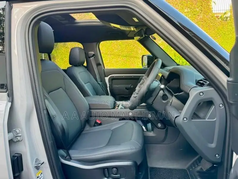 Land Rover Defender P300 x-Dynamic SE 2025