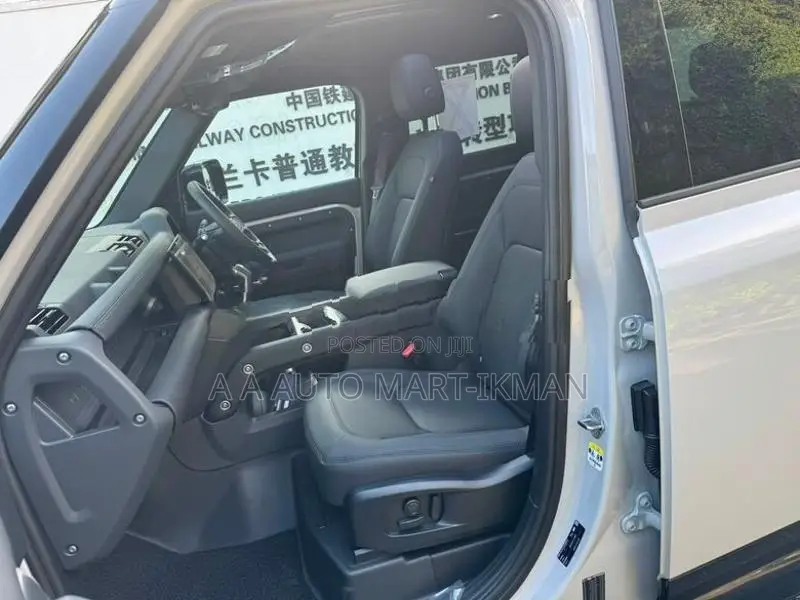 Land Rover Defender P300 x-Dynamic SE 2025