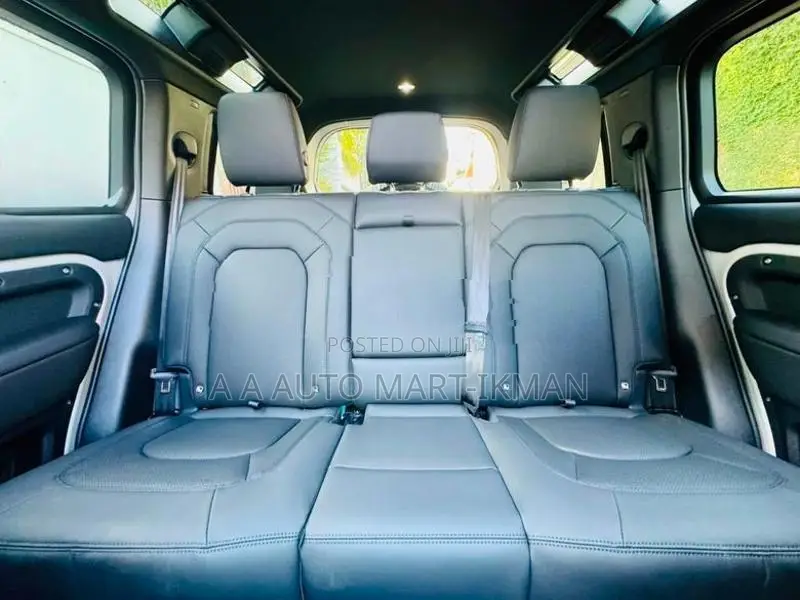 Land Rover Defender P300 x-Dynamic SE 2025