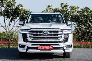 Toyota Land Cruiser LC300 ZX PETROL 2025