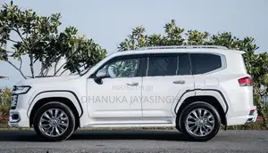 Toyota Land Cruiser LC300 ZX PETROL 2025