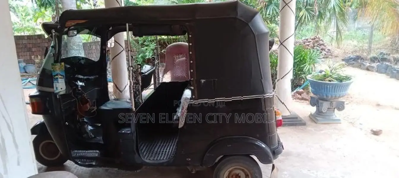 Bajaj RE 205 2010