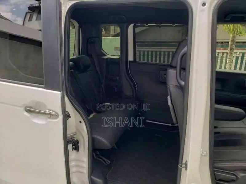 Honda N-Box Custom 2024