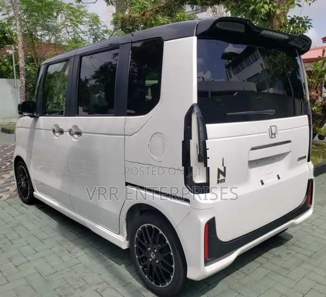 Honda N-Box Custom 2024