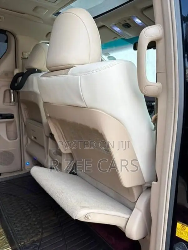 Toyota Alphard executive lounge 2014