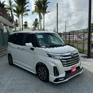 Toyota Roomy Custom GT 2025
