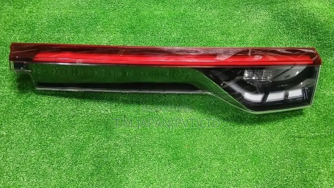 Honda Vezel RV5 Dicky Garnish Right Side