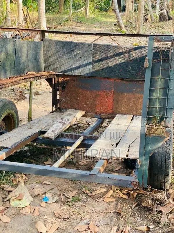 New-Holland Trailer 2004 Tractor (Used)