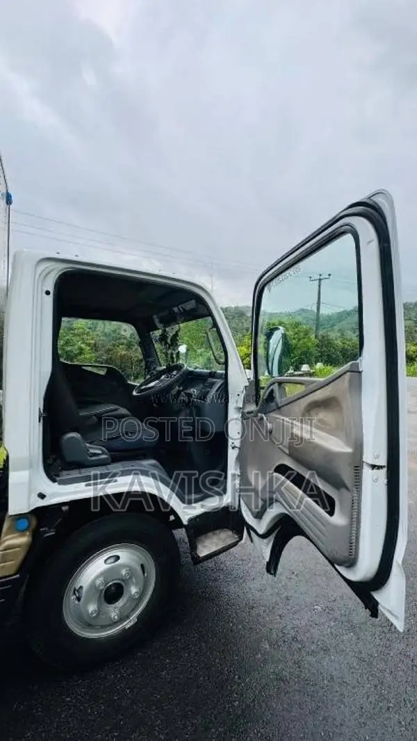 Mitsubishi Lorry Mitsubishi 2012 Lorry (Used)