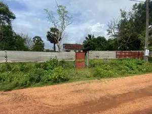 (உறுதிக்காணி மற்றும் வீடு) with Land for sale in Vavuniya .