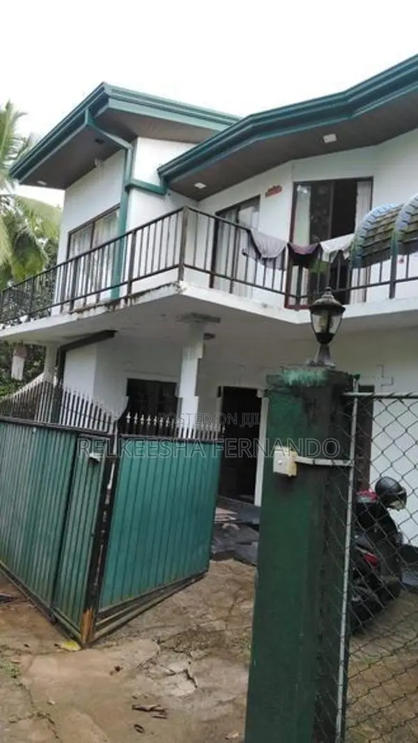අලුත් පාර මීගොඩ හන්දියට නුදුරින් දෙමහල් නිවසක් විකිනීමට