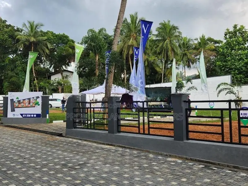 Residential land for sale in Athurugiriya C33