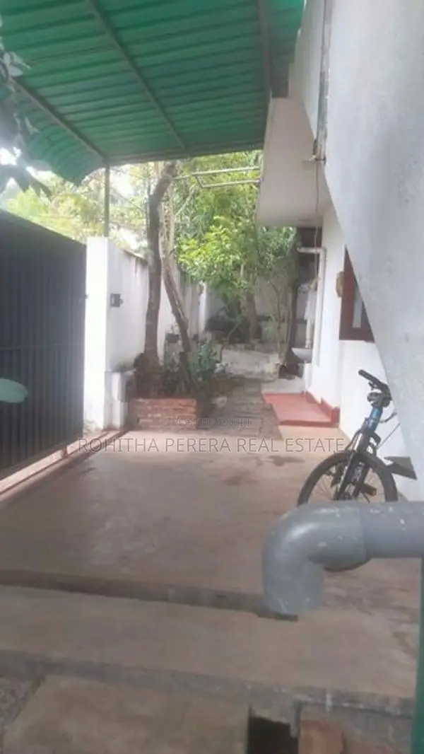 10 Perch 2BR Upstairs House For Sale at Maharagama Arrawwala