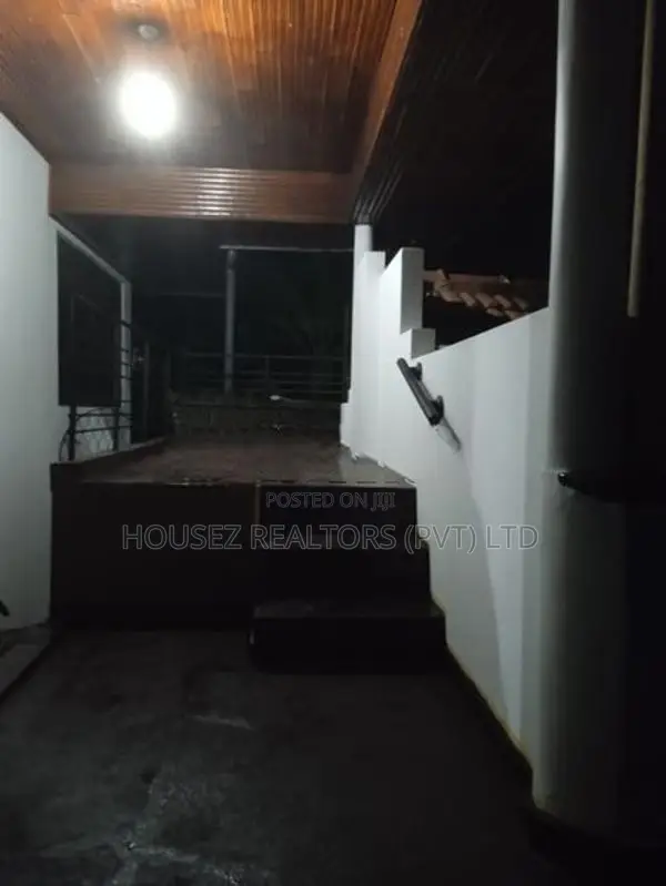 3-Bedroom Upper Floor for Rent – Kadawatha