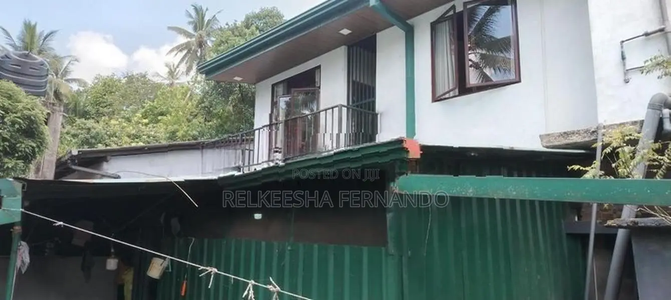 අලුත් පාර මීගොඩ හන්දියට නුදුරින් දෙමහල් නිවසක් විකිනීමට
