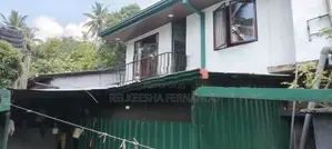 අලුත් පාර මීගොඩ හන්දියට නුදුරින් දෙමහල් නිවසක් විකිනීමට