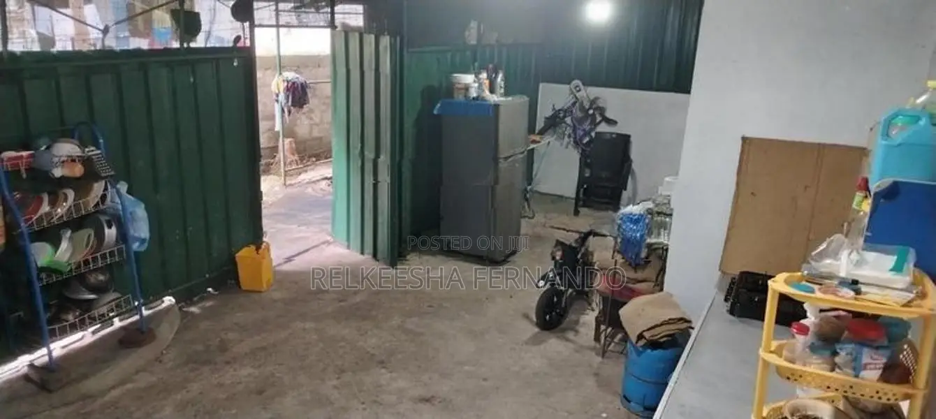 අලුත් පාර මීගොඩ හන්දියට නුදුරින් දෙමහල් නිවසක් විකිනීමට