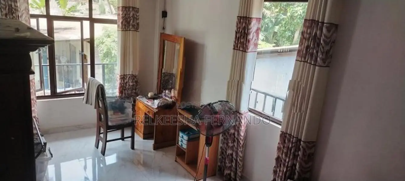 අලුත් පාර මීගොඩ හන්දියට නුදුරින් දෙමහල් නිවසක් විකිනීමට
