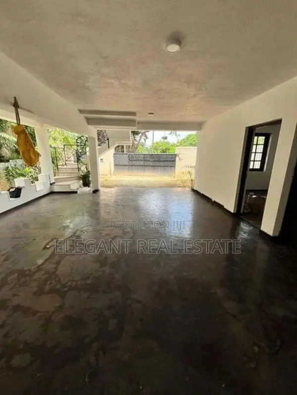 05 Bedroom Unfurnished 03 Storied House for Sale in Battaramulla (A649