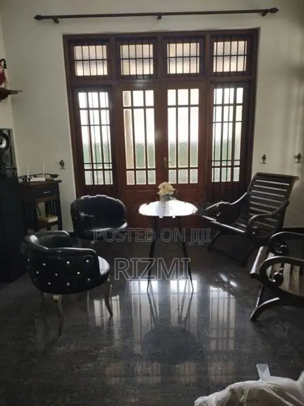 first floor 3BR House for rent in mount lavinia taksinarama road