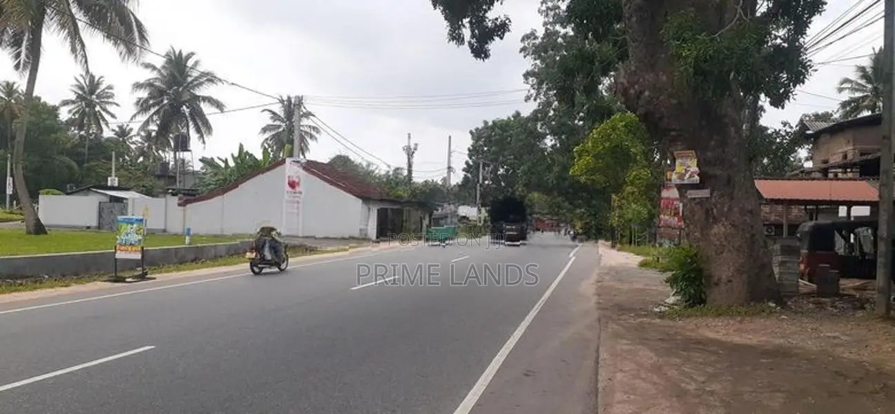 කුරුණෑගලින් ව්‍යාපාරික බිම් කොටස්