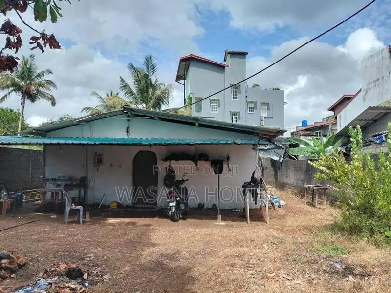 Valuable Land with Single Story House for Sale Borelesgamuwa
