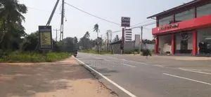 කුරුණෑගල හලාවත බස් පාරට මුහුණලා ඉඩමක්