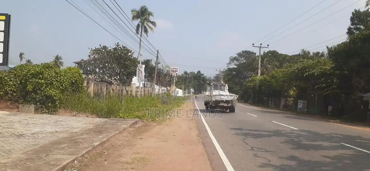කුරුණෑගල හලාවත බස් පාරට මුහුණලා ඉඩමක්