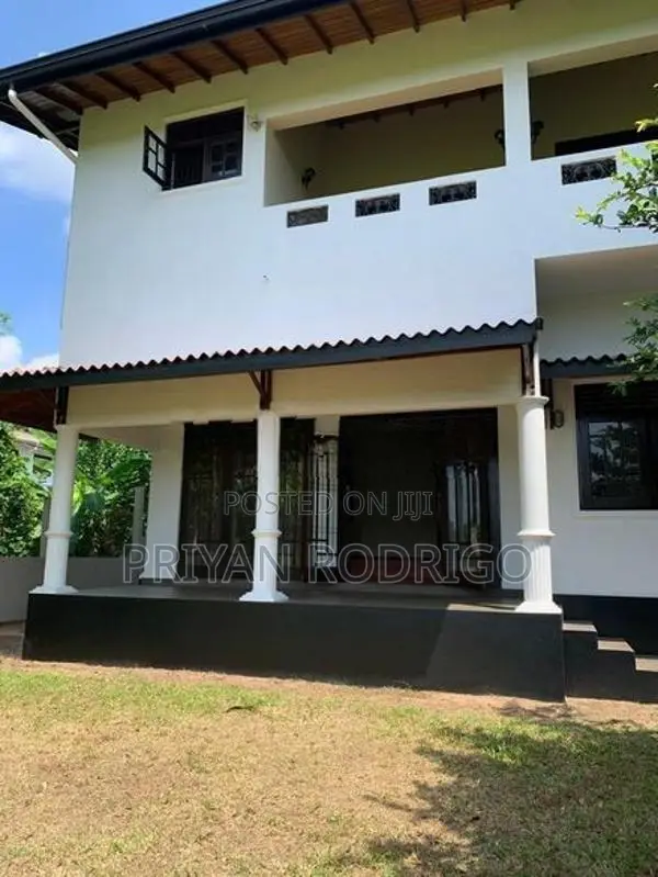 Athurugiriya Moratuwahena Rd 4 BR house on 23.5 perches of land for sa