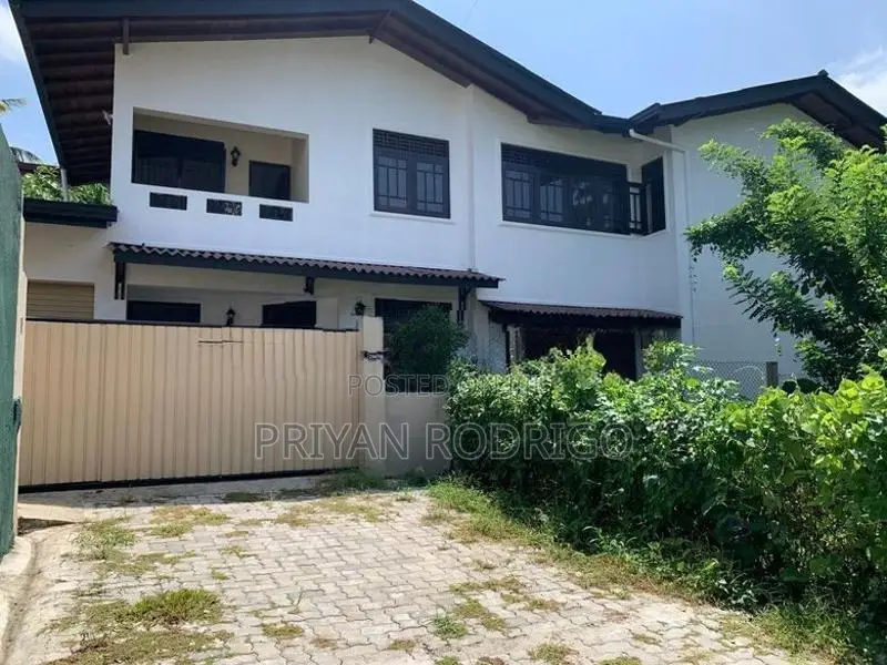 Athurugiriya Moratuwahena Rd 4 BR house on 23.5 perches of land for sa