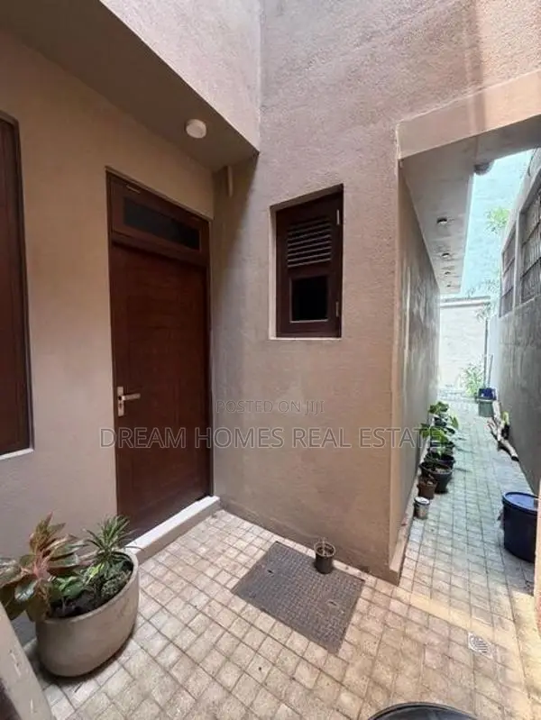 Luxury 4-Bedroom House for Rent – PitaKotte, Kotte