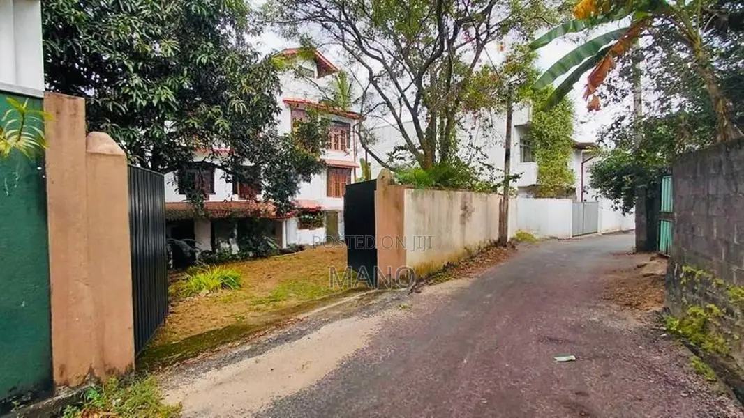 Spacious Residence Is for Sale Athurugiriya