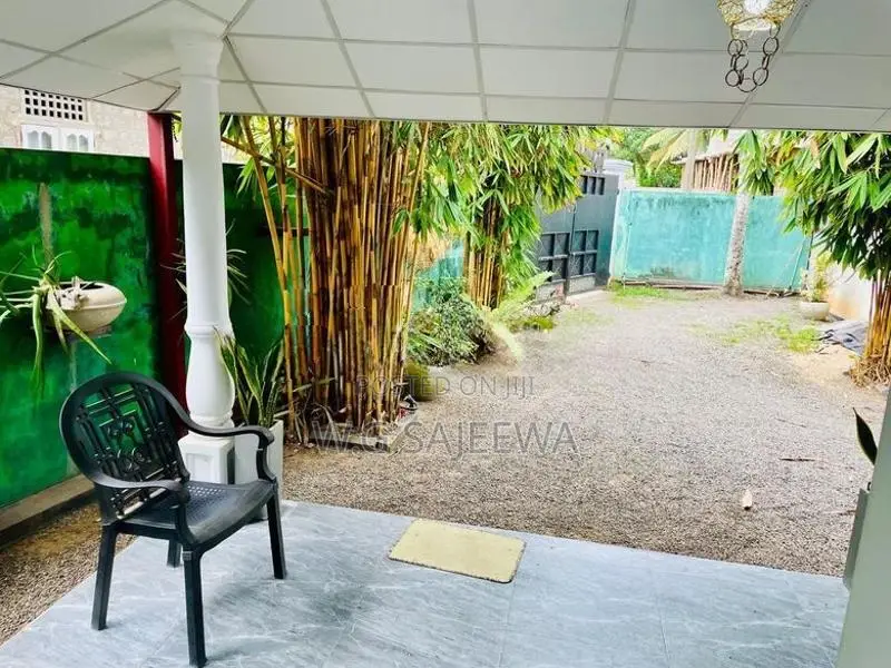 house with small shop for sale in Demanhandiya