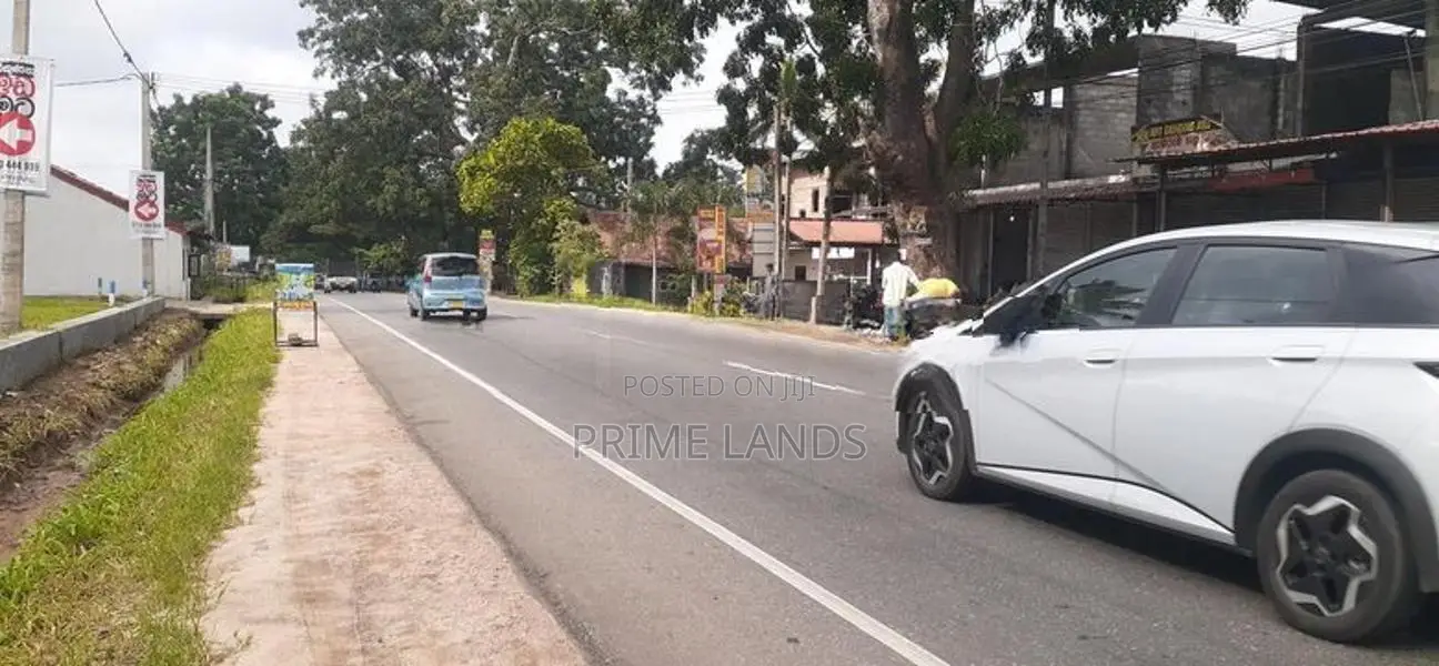 කුරුණෑගලින් ව්‍යාපාරික බිම් කොටස් විකිණීමට
