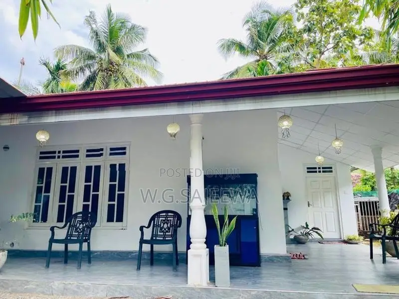 house with small shop for sale in Demanhandiya