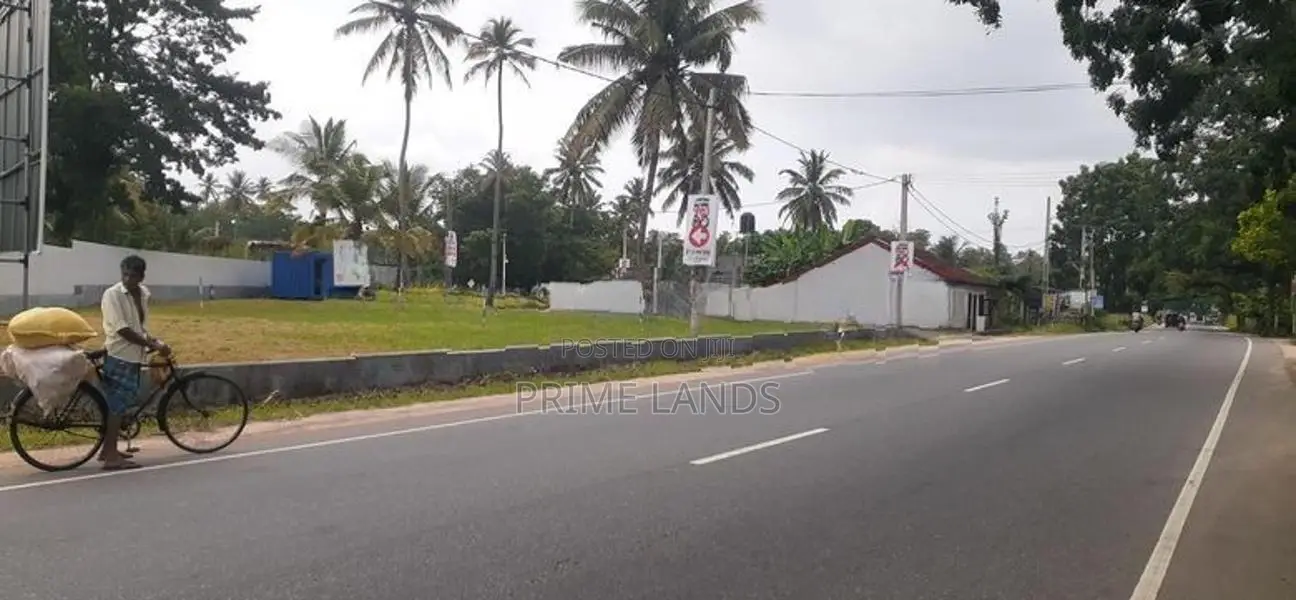 කුරුණෑගලින් ව්‍යාපාරික බිම් කොටස් විකිණීමට