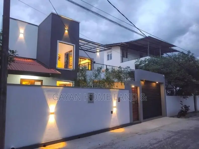 වාස්තුවිද්‍යානූකූලව ඉදිකල නවතම දෙමහල් නිවසක් විකිණීමට පිලියන්දල කැස්බෑ