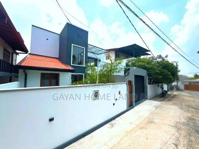 වාස්තුවිද්‍යානූකූලව ඉදිකල නවතම දෙමහල් නිවසක් විකිණීමට පිලියන්දල කැස්බෑ