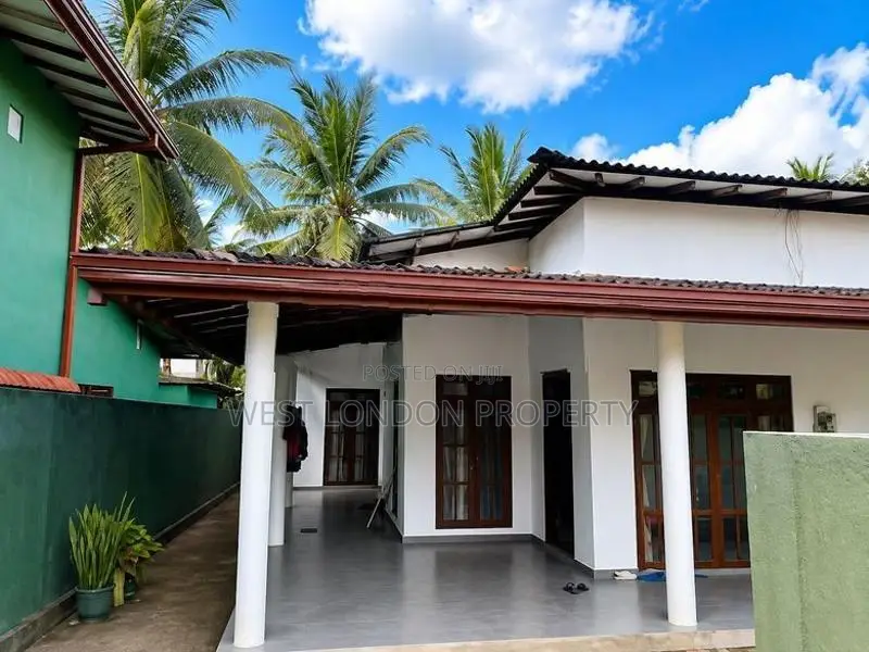 Hanwella– Spacious Two-Storey House for Sale