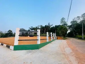 Kalagedihena නගරයෙන් නුවර පාරට ආසන්නයෙන් ඉඩමක්