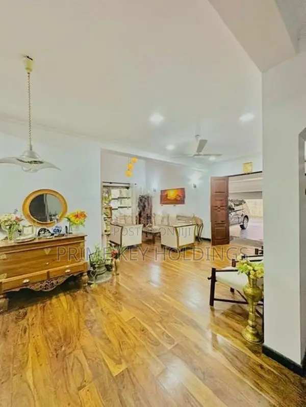 Luxury House for Sale in Battaramulla [hs102]