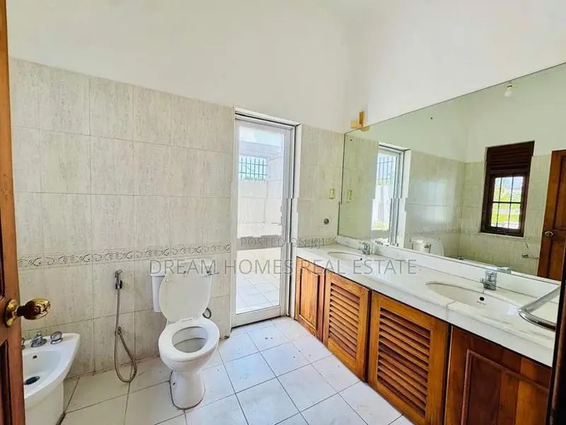 Luxury Family Home with Rooftop Terrace – Battaramulla