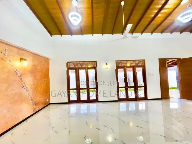පිලියන්දල බස් පාරට මුහුණලා අලුත්ම දෙමහල් නිවසක් විකිණීමට