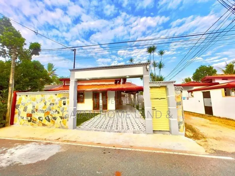 පිලියන්දල බස් පාරට මුහුණලා අලුත්ම දෙමහල් නිවසක් විකිණීමට