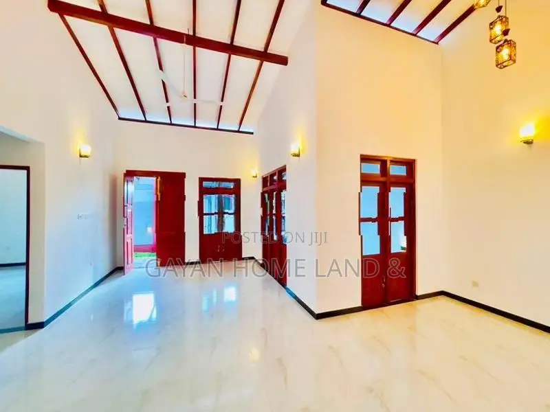 වාස්තුවිද්‍යානූකූලව ඉදිකල අලුත්ම වටිනා නිවසක් විකිණීමට කිරිවත්තුඩුවෙන්