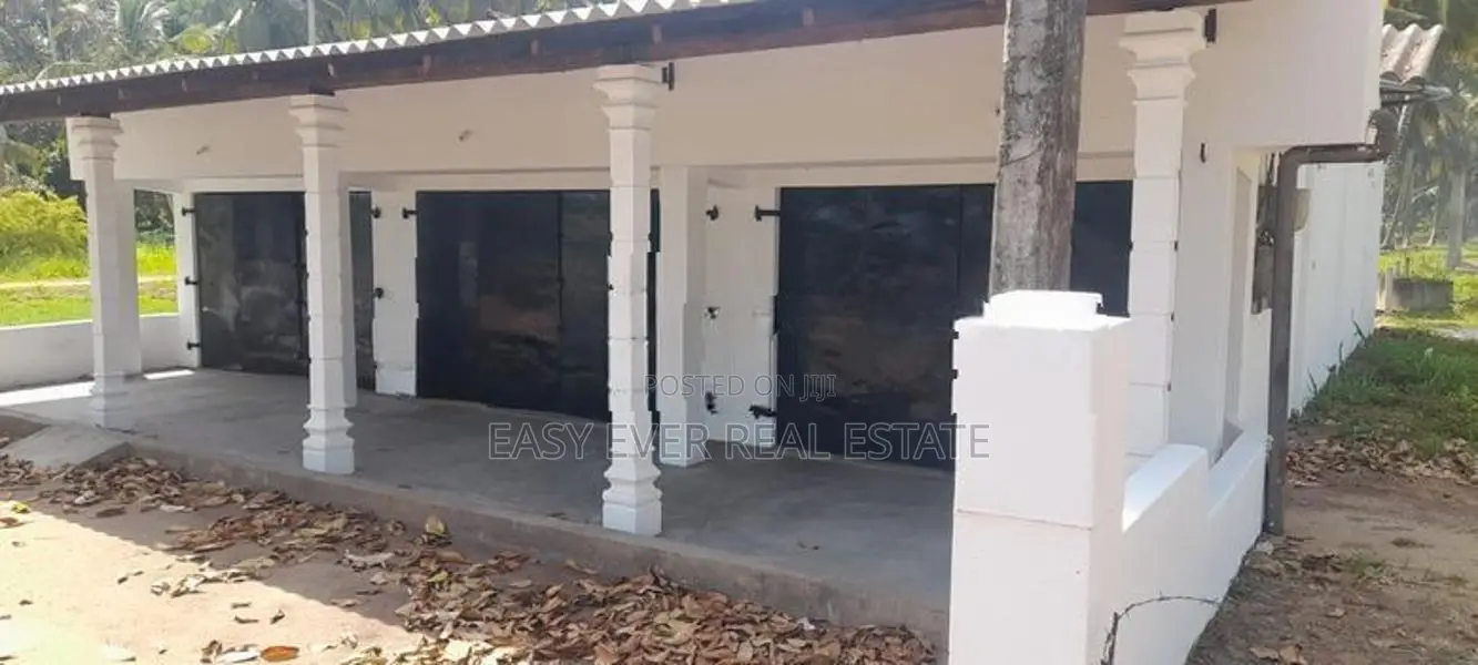 ප්‍රධාන පාරට මුහුණලා වාණිජ දේපළක් / HS 15210