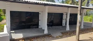 ප්‍රධාන පාරට මුහුණලා වාණිජ දේපළක් / HS 15210