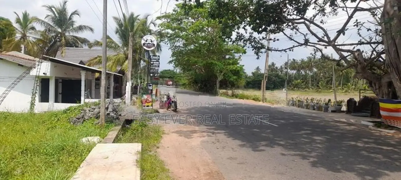ප්‍රධාන පාරට මුහුණලා වාණිජ දේපළක් / HS 15210