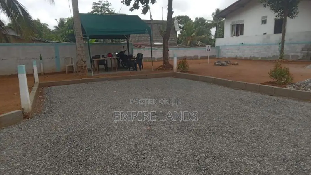 ආරක්ෂිත වටපිටාවක පදිංචියට කොට්ටාවට ඇවිදින දුරින් බිම් කොටස්