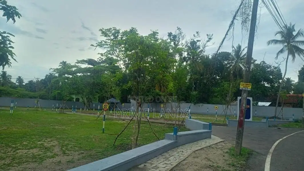 මීගමුව කුරණ කොළඹ පාරට ඇවිදින දුරින් ඉඩම